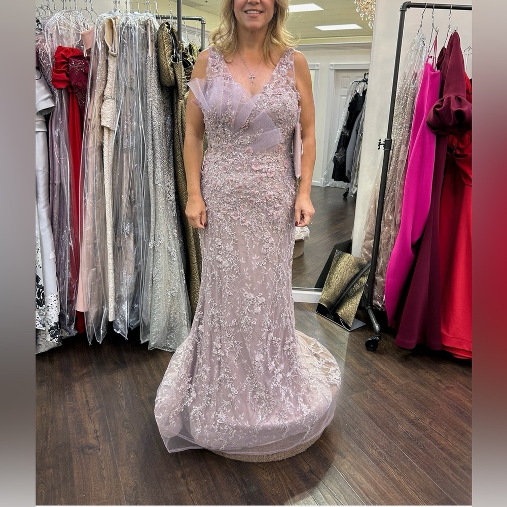 Dress/Gown - Picture 4 of 5